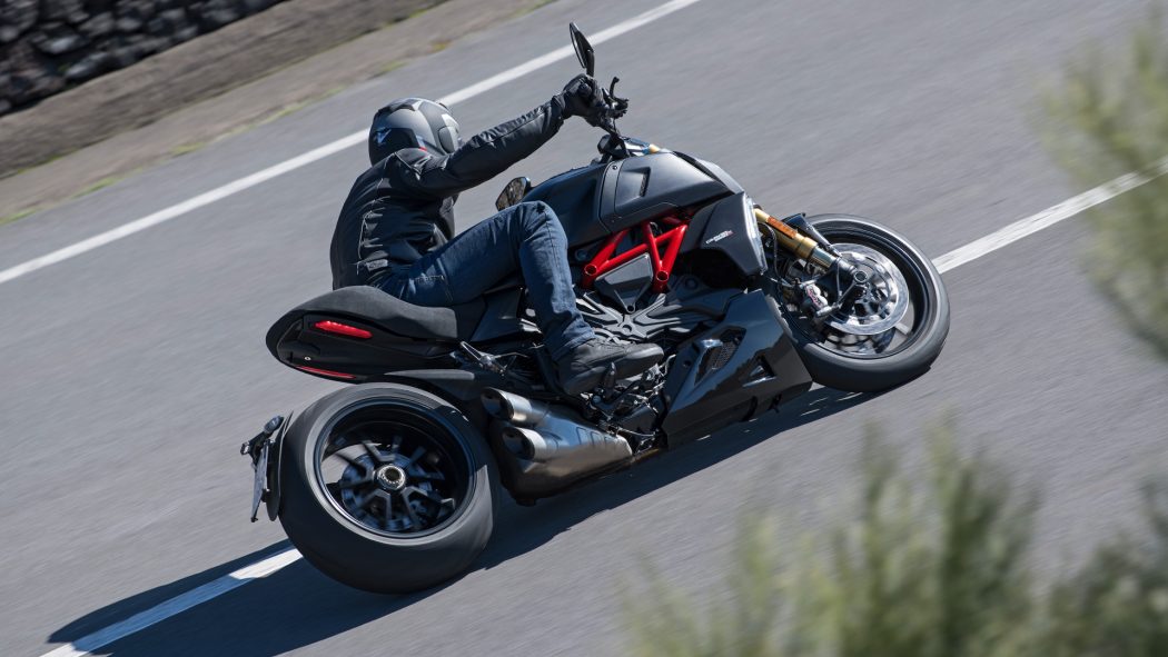 Diavel-1260-S-MY19-Ambience-12-Gallery-1920×1080